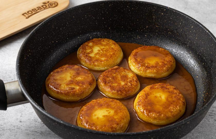 1. Этап. Картофельные лепешки Имомоти: Бумажными полотенцами уберите излишки масла со сковороды. Отключите плиту. Влейте соус и дождитесь, пока он загустеет. Обмакните в нем картофельные лепёшки с обеих сторон.