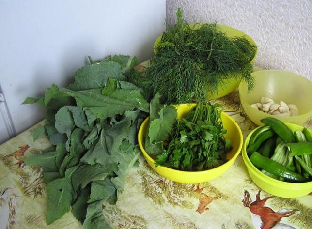 1. Этап. Аджика из петрушки на зиму: Промойте и просушите зелень. Укроп следует брать сочный и зеленый, тогда аромат будет более насыщенным. Очистите чеснок. Вымойте и очистите перец. Не забудьте надеть перчатки, потому как острый перец может обжечь руки.