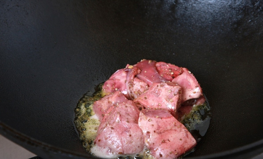 1. Этап. Кучмачи из куриных потрохов: Теперь самое главное: приготовить потроха правильно. Сердца варим. Почки прежде, чем жарить - тоже. А вот легкие и печень можно сразу обжарить в специях. Только сперва легкие, а потом добавляем печень.