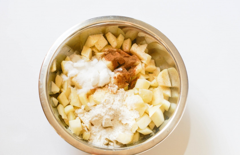 1. Этап. Тарталетки с яблоками: Яблоки смешайте с мукой, сахаром, лимонным соком, корицей, щепоткой соли. Перемешайте.