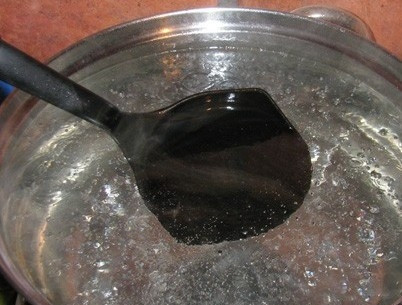 1. Этап. Маринованные огурцы сладкие: В кипящую воду всыпать сахар и соль, минутку пусть покипит, снимите с огня, добавьте уксус.