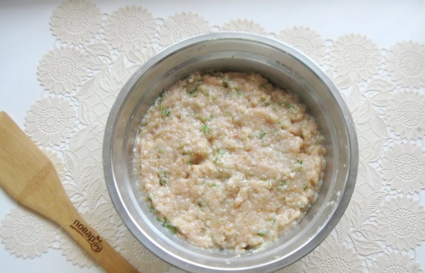 1. Этап. Паровые котлеты в микроволновке: Фарш посолите и тщательно перемешайте до однородной консистенции.