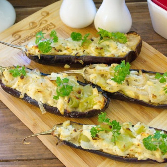 Лодочки из баклажанов с овощами