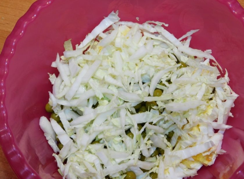 1. Этап. Салат с огурцом, яйцом и горошком: Добавьте нашинкованную пекинскую капусту.