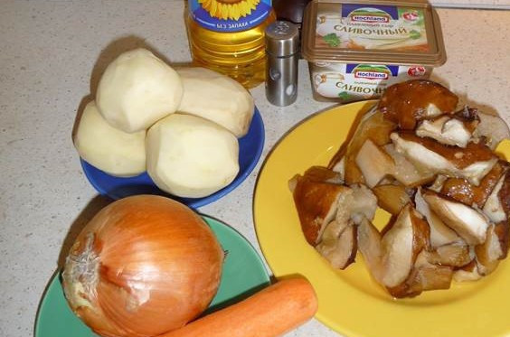 1. Этап. Суп из белых грибов с сыром: Итак, подготавливаем необходимые ингредиенты, овощи чистим, грибы промываем и нарезаем на небольшие кусочки. Нарезанные грибы опускаем в кипящую воду и варим их полчаса.