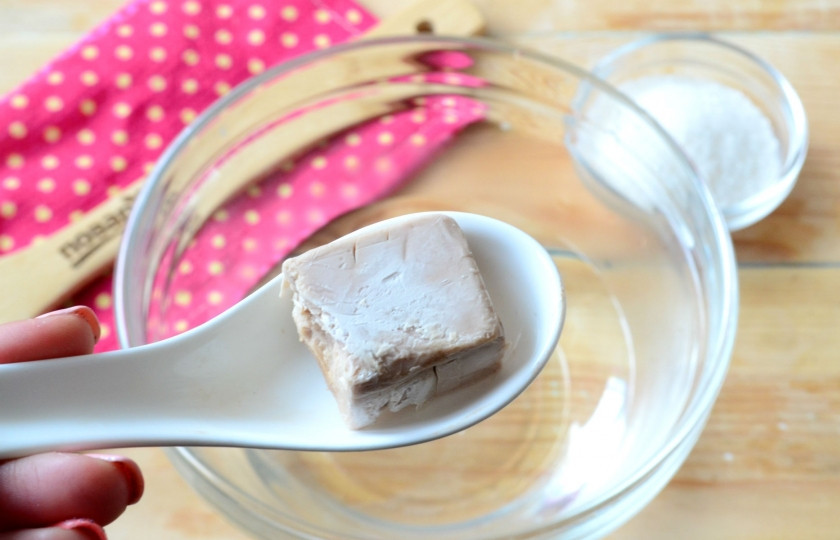 1. Этап. Баурсаки классические: В теплой воде растворите дрожжи.