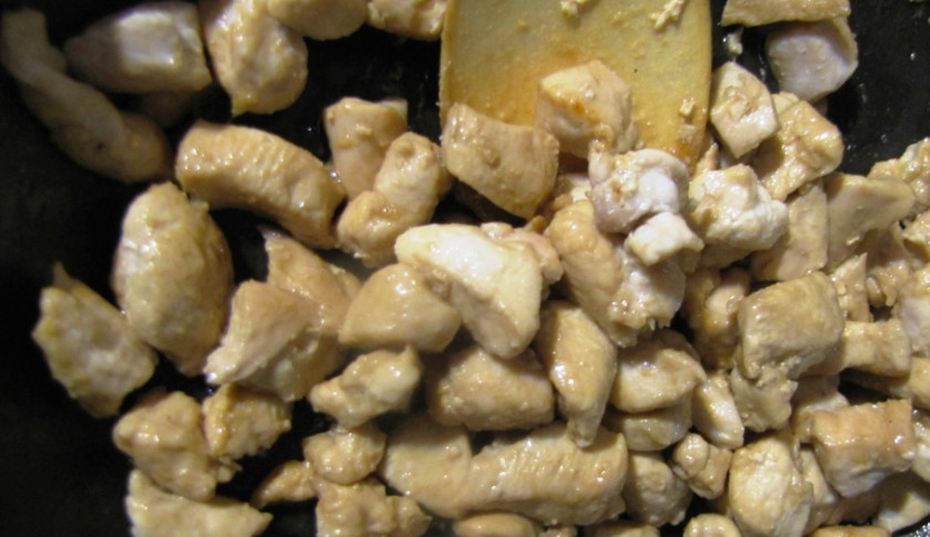 1. Этап. Салат Ожидание: 1. Все ингредиенты нарежем кубиками. Баклажаны посыпаем солью, чтобы ушла горечь. Курицу тем временем обжарим на растительном масле в специях.