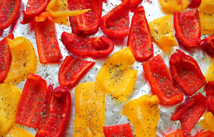 1. Этап. Вяленый болгарский перец в духовке: Болгарский перец вымойте, обсушите и удалите плодоножку, семена и перегородки. Разрежьте на части. Противень застелите фольгой и выложите в один слой подготовленный перец. Посыпьте перец солью и сухим базиликом.