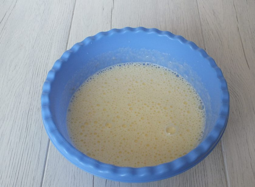 1. Этап. Яблочный пирог с пудингом: 100 мл. молока смешайте с растительным маслом и вылейте в яичную смесь. Еще раз взбейте.