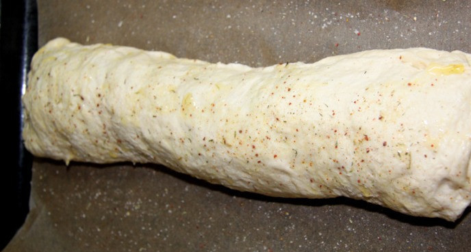 1. Этап. Штрудель с курицей и грибами: Заворачиваем штрудель аккуратно.