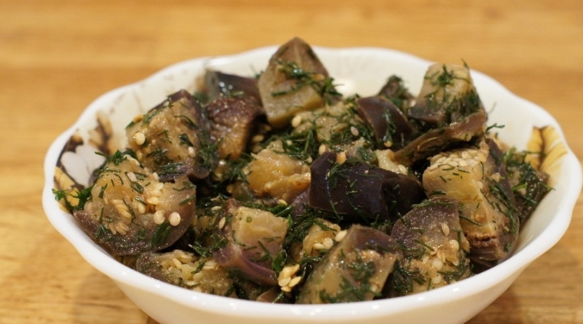 1. Этап. Баклажаны с чесноком соленые: Переворачиваем банки вверх дном до полного остывания, а потом убираем для хранения в тёмное место.