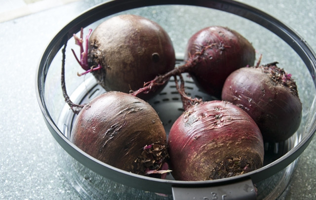 1. Этап. Свёкла в пароварке: 1. Очищаем свеклу от кожуры и ополаскиваем. Это нужно для того, чтобы мелкие песчинки случайно не попали в блюдо вместе со свеклой.