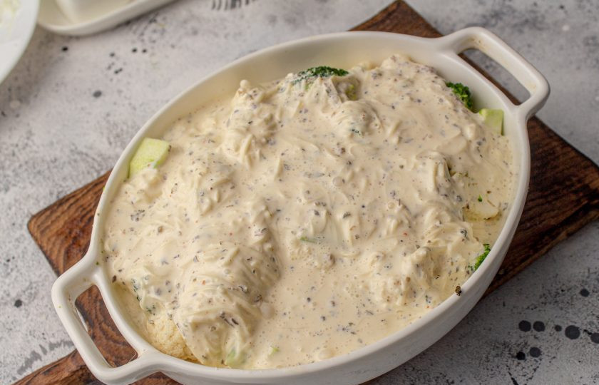 1. Этап. Запеканка из кабачков, брокколи и цветной капусты: Залейте приготовленной заливкой. Заливка должна полностью покрыть овощи.