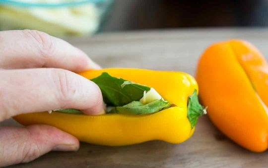 1. Этап. Перец на гриле с сыром и базиликом: 1. Перец вымойте и обсушите. Сделайте небольшой надрез и аккуратно достаньте семена. Еще раз промойте при необходимости. В серединку вложите кусочек сыра и листик базилика.