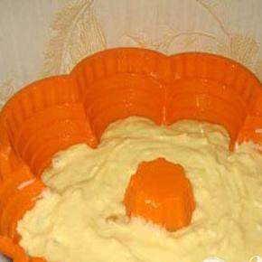 1. Этап. Творожный кекс с изюмом: 4. Растительным маслом смазываем форму. Перекладываем тесто в форму. Выбираем такую форму, в которой после перекладывания теста еще остается сверху место, тесто в духовке при выпекании поднимется.