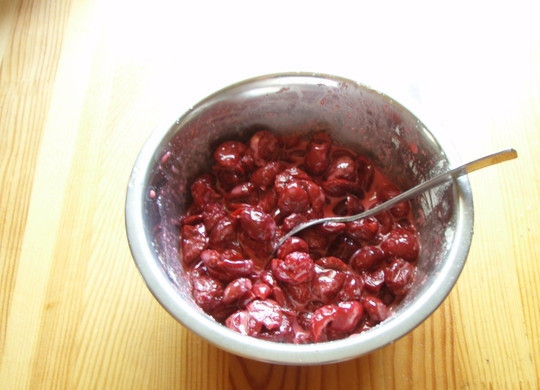 1. Этап. Булочки с вишней: 2. Какие бы ягоды вы не использовали в этот простой рецепт булочек с вишней, лучше всего обвалять их в крахмале.