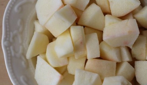 1. Этап. Творожная запеканка на пару: Теперь очищаем яблоки от кожуры и вырезаем из них сердцевину, нарезаем яблоки небольшими кубиками.