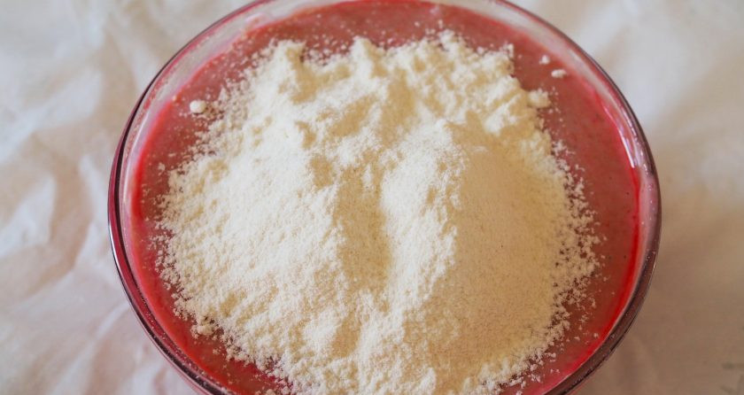 1. Этап. Малиновая «Зебра»: Добавьте в малиновую массу оставленную ранее просеянную мучную смесь и аккуратно перемешайте до получения однородного теста.