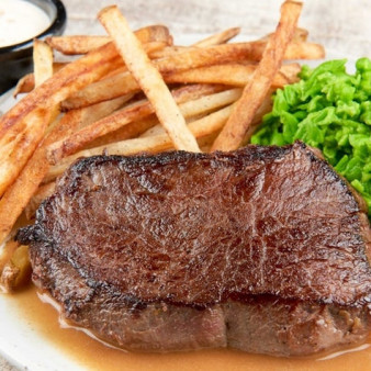 Стейк с пюре и картофелем