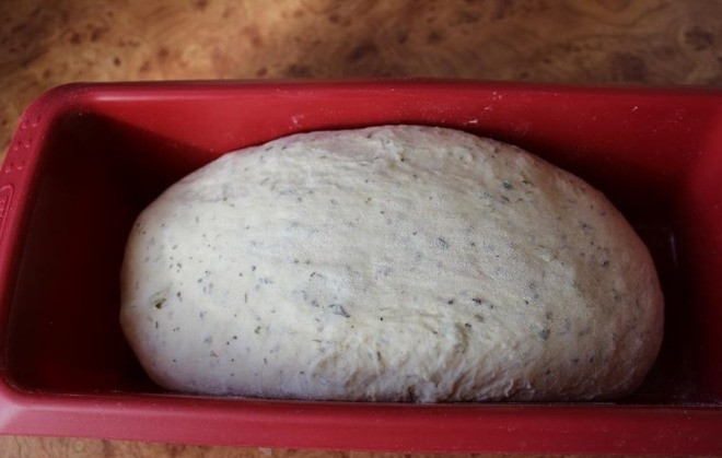 1. Этап. Итальянский хлеб с травами: Переходим к финальному этапу готовки хлеба - к выпечке. Формируем тесто в булочку, которую опускаем в форму для выпекания. Смотрите за тем, что бы тесто занимало 2/3 объема формы. Поставьте форму в теплое место, тесто должно еще подняться в течении 40-50 минут. После этого отправляйте его запекаться в духовку на 40 минут при температуре 180 градусов.