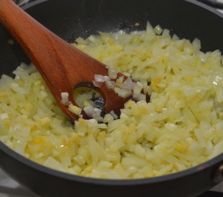 1. Stage. Fish sauce: Finely chop the onion and fry until golden brown in vegetable oil.