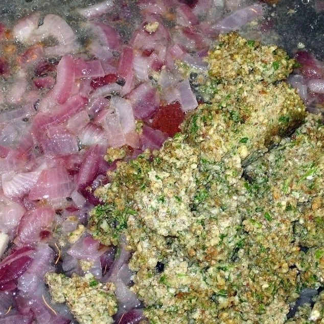 1. Этап. Баклажаны сациви с грецкими орехами: Мелко нарезанную луковицу обжариваем до золотистости, затем добавляем к ней ореховую пасту. Тушим на медленном огне около 10 минут.