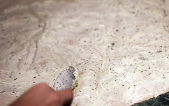 1. Этап. Рулетики из плавленого сыра: Сливочное масло растопите в кастрюльке вместе с плавленым сыром. Полученной смесью смажьте лаваш.