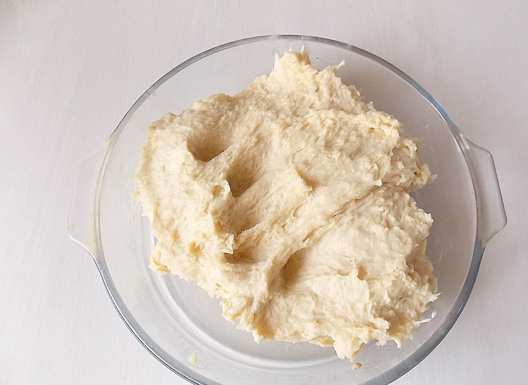 1. Этап. Советские пончики: Добавьте муку и замесите мягкое, немного липкое тесто.