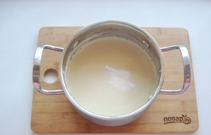 1. Этап. Пышные блины без дрожжей: Всыпьте муку, перемешайте. Добавьте соль, сахар, соду погашенную уксусом.