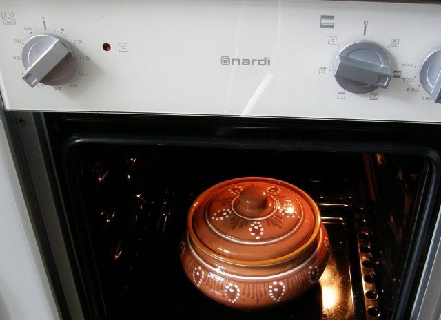 1. Этап. Гречка в горшочке в духовке: Помещаем горшочек в разогретую до 180 градусов духовку на 15-20 минут. По истечении времени выключаем огонь, достаем горшочек и добавляем сливочное масло. Возвращаем в духовку и даем настояться еще 20 минут. Готовая каша отлично сочетается с мясом и рыбой, но лично я его употребляю как вполне самостоятельное блюдо.