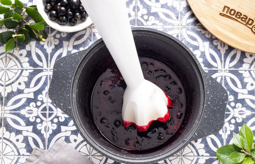 1. Этап. Черная смородина с агар-агаром на зиму: Измельчите варенье погружным блендером. Часть ягод можно оставить целыми для текстуры.
