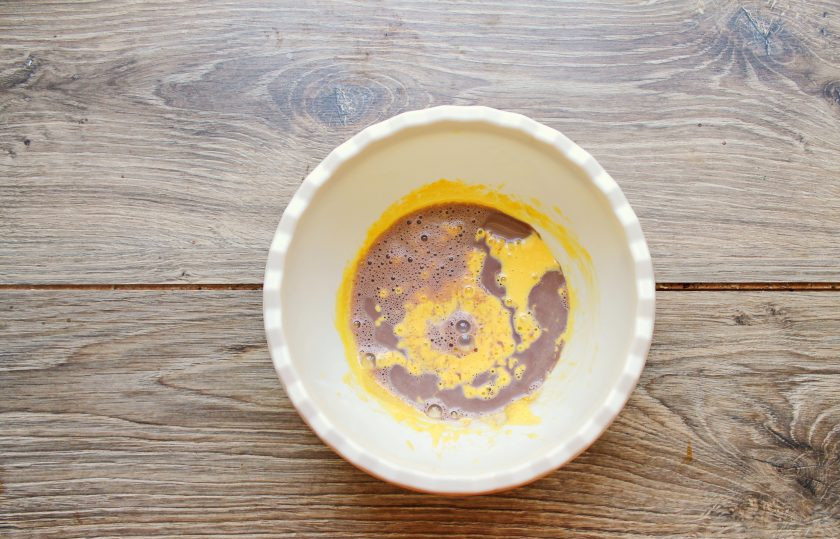 1. Этап. Какао-флип: В желтковую массу влейте две столовые ложки какао и перемешайте.