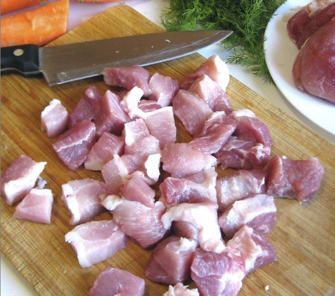 1. Этап. Свинина тушеная в горшочке: 2. Мясо вымыть и просушить. Нарезать небольшими порционными кусочками и слегка обжарить на сковороде с растительным маслом. Чем больше проготовится мясо на сковороде, тем меньше времени оно проведет в духовке.