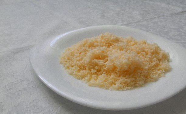 1. Этап. Макароны с ветчиной и грибами: Натрите сыр.