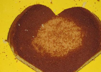 1. Этап. Торт Влюбленное сердце: Готовые бисквиты режем пополам и придаем им форму сердца. Всего, должно получится четыре коржа.