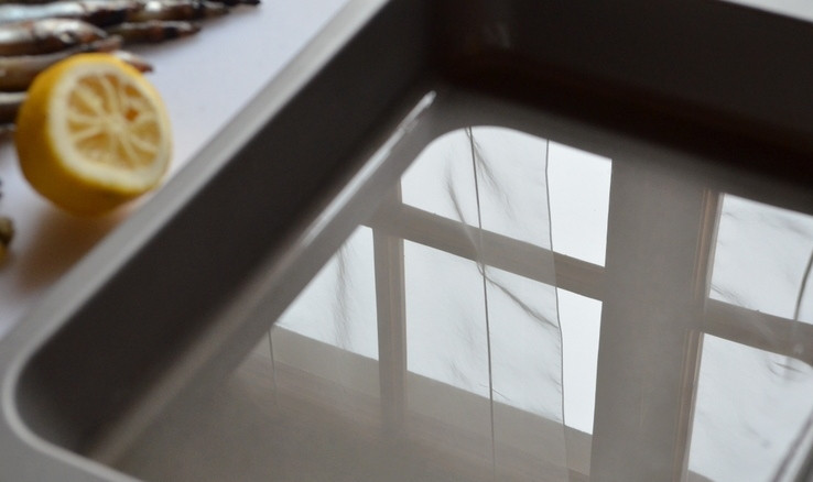 1. Этап. Запеченная мойва: В форму для выпекания наливаем масло, чтоб оно полностью укрыло дно.