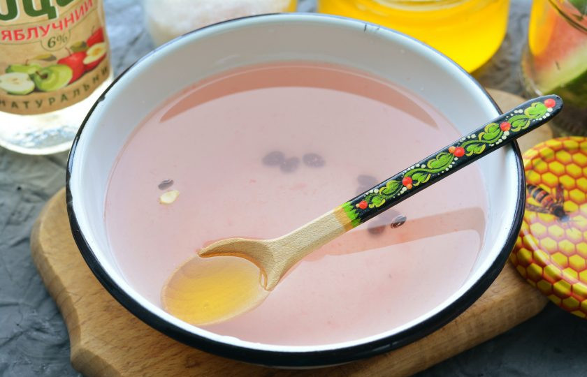 1. Этап. Арбузы маринованные с медом: Добавьте мед.