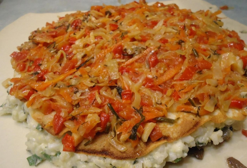 1. Этап. Курник из бездрожжевого теста: 15. Поверх риса кладу еще один блинчик, а на него выкладываю овощную начинку.