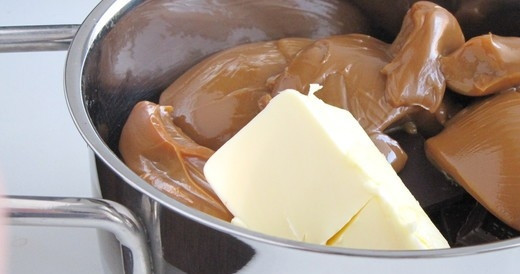 1. Этап. Шоколадная помадка: Шоколад поломайте и добавьте к нему сгущёнку с маслом. Уложите продукты в сотейник.