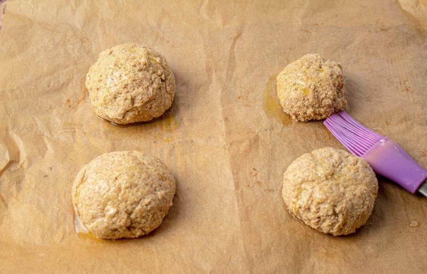 1. Этап. ПП бургер: Из полученного теста сформируйте 4 шарика одинакового размера. Переложите их на противень, выстеленный пергаментом.