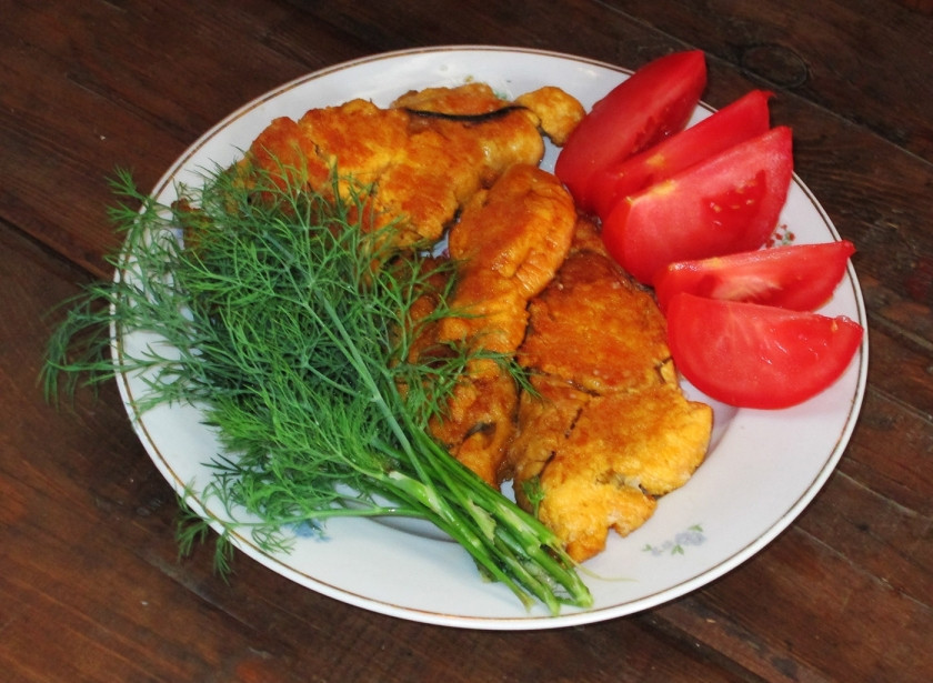 1. Этап. Икра щуки жареная: Через пять минут готовую икру можно снимать со сковродки. Подавайте ее горячей или холодной с зеленью и овощами. При желании, можно сделать какой-то легкий гарнир.