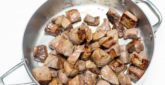 1. Этап. Гречка с грибами и мясом: Обжарьте мясо на растительном масле до золотистой корочки.