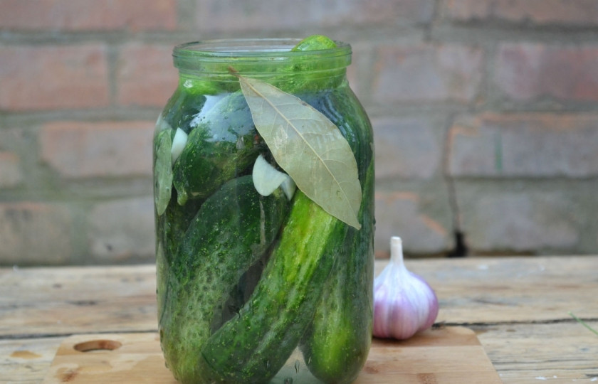 1. Этап. Огурчики в томатном соке: Отдельно вскипятите примерно 1 литр воды, залейте ею огурцы на 15 минут. Затем воду слейте.