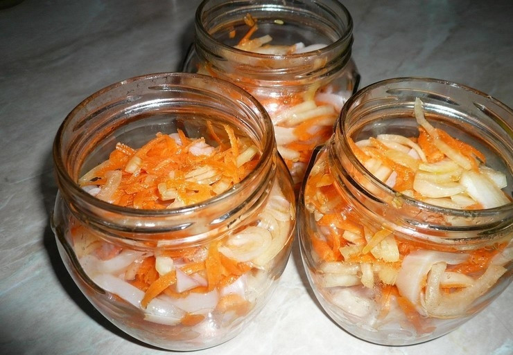 1. Этап. Кальмары с луком: Приготовьте 3 банки по 0,5 литра. Заполните их массой продуктов. Банки должны быть хорошо промыты и высушены.