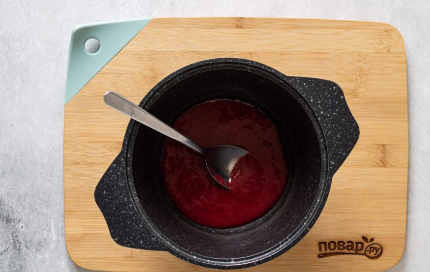 1. Этап. Малиновый соус к мясу: Переложите малиновое пюре в кастрюлю, добавьте все специи, соевый соус. Проварите на среднем огне еще 7 минут. В конце влейте яблочный уксус.