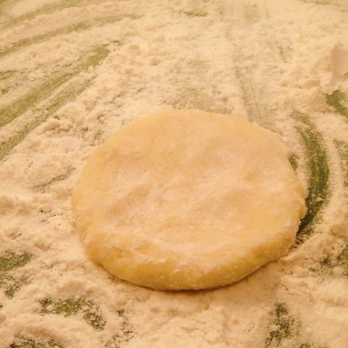 1. Этап. Пирожки с курицей и картошкой: Из шарика теста делаем лепешку диаметром приблизительно 7 см.