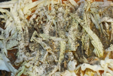 1. Этап. Шампиньоны тушеные с овощами: Добавьте капусту и специи. Тушите под закрытой крышкой до мягкости капусты, периодически подливая воду. Добавьте соль по вкусу.