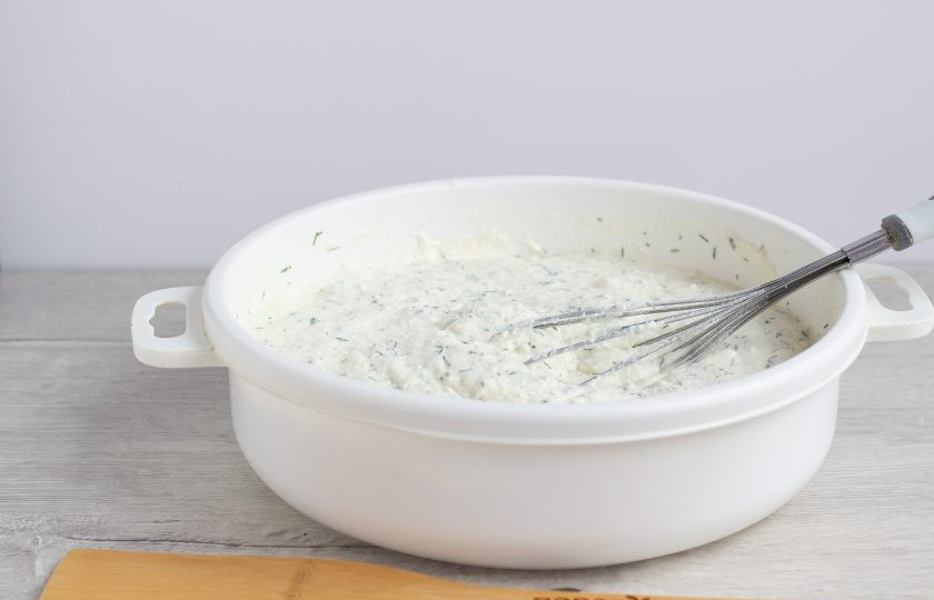 1. Этап. Ленивые хачапури с творогом: Муку просейте и введите в тесто. Оно должно получится по консистенции, как густая сметана. Дайте тесту 10-15 минут отдохнуть и можно начинать приготовление ленивых хачапури.