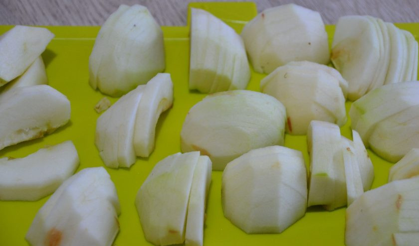 1. Этап. Бретонский яблочный пирог: Яблоки очистите от кожуры, разрежьте на четвертинки, уладите семенные коробочки, нарежьте на тонкие пластинки, сохраняя форму четвертинок.