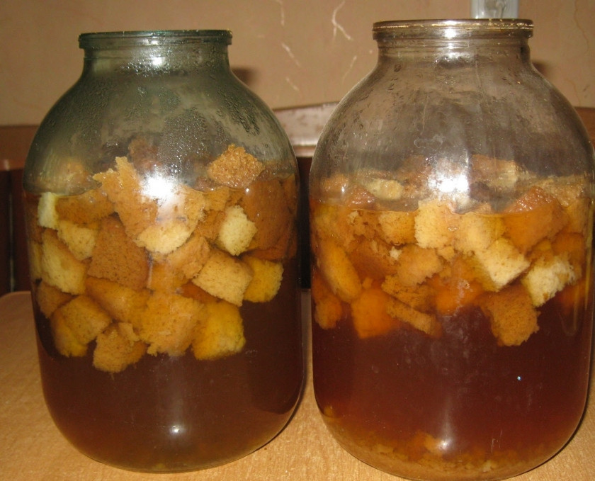 1. Этап. Домашний квас для окрошки: 2. Берем две трехлитровые банки, разделяем поровну оставшиеся сухари, добавляем по 4 столовые ложки сахара и заливаем кипятком до половины.